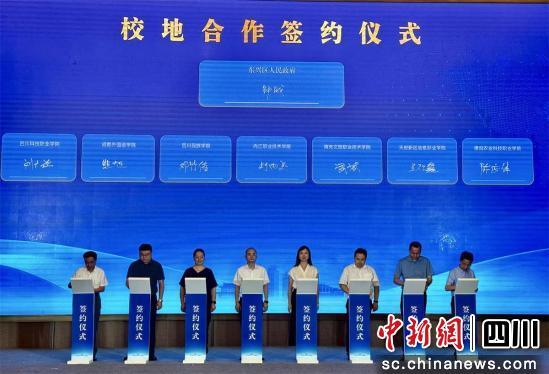 內(nèi)江舉行信息服務(wù)外包產(chǎn)業(yè)推進會暨集中簽約儀式，聚焦軟件外包服務(wù)發(fā)展